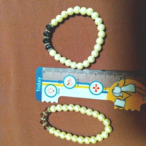 12 Pearl Bracelets with crystals. - Picture 5 of 5